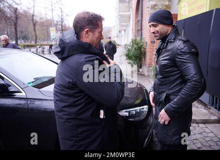 Berlino, Germania. 08th Dec, 2022. L'attore e regista Til Schweiger (l) arriva al servizio funerario per il defunto fondatore di McFit Rainer Schaller, morto in un incidente aereo. Credit: Annette Riedl//dpa/Alamy Live News Foto Stock