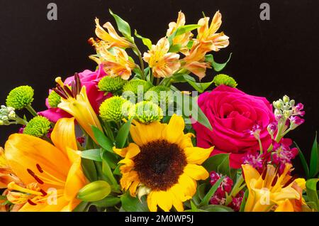 Un bouquet giallo e rosa con rose, ninfee di girasoli e crisantemi. Foto Stock