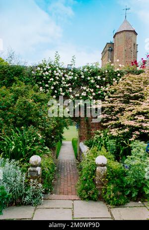 Sissinghurst Gardens nel Kent. Un National Trust Property, girato nel film degli anni '1990s. Foto Stock