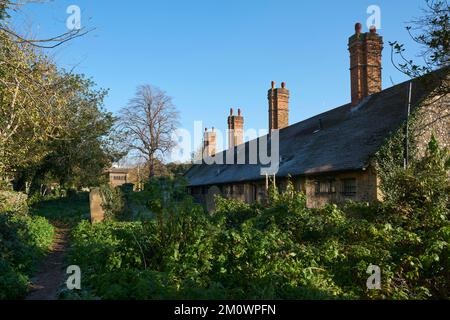 19th ° secolo Almshouses e il cimitero di St Mary's, Leyton, East London UK Foto Stock