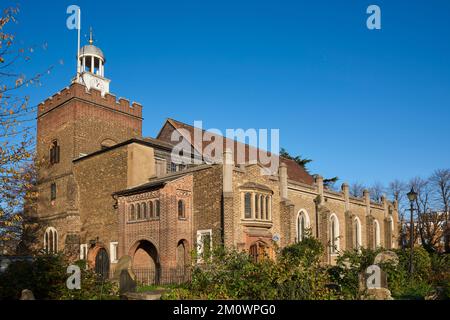 La storica chiesa di St Mary di Grade II a Leyton, East London UK, in gran parte ricostruita all'inizio del 19th° secolo Foto Stock