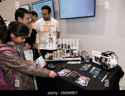 Studenti che interagiscono con il personale, presso il King's College London School of Biomedical Engineering & Imaging Sciences Stand, durante la Giornata della Scuola dedicata a New Scientist Live 2022 Foto Stock