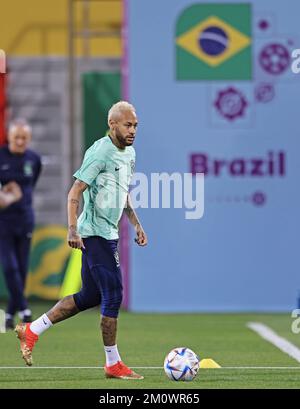 8th dicembre 2022: Stadio Grand Hamad, Doha, Qatar; Coppa del mondo FIFA, Brasile, allenamento prima della loro partita di quarto di finale contro la Croazia il 9th dicembre; Neymar Foto Stock