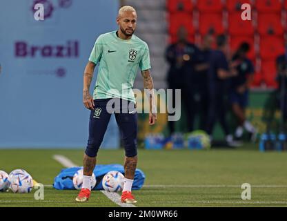 8th dicembre 2022: Stadio Grand Hamad, Doha, Qatar; Coppa del mondo FIFA, Brasile, allenamento prima della loro partita di quarto di finale contro la Croazia il 9th dicembre; Neymar Foto Stock