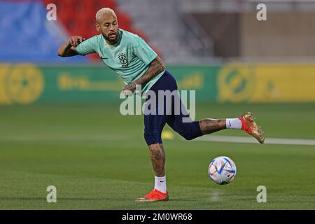 8th dicembre 2022: Stadio Grand Hamad, Doha, Qatar; Coppa del mondo FIFA, Brasile, allenamento prima della loro partita di quarto di finale contro la Croazia il 9th dicembre; Neymar Foto Stock