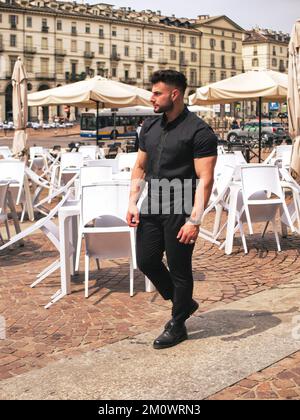 Attraente uomo atletico a piedi nel centro della città in Europa Foto Stock