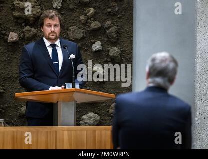 L'AIA, Paesi Bassi, 08/12/2022, L'AIA - Romke de Jong (D66) nel corso di un dibattito di due minuti alla Camera dei rappresentanti sull'accordo amministrativo sulla lingua e la cultura frisone. ANP REMKO DE WAAL olanda fuori - belgio fuori Foto Stock