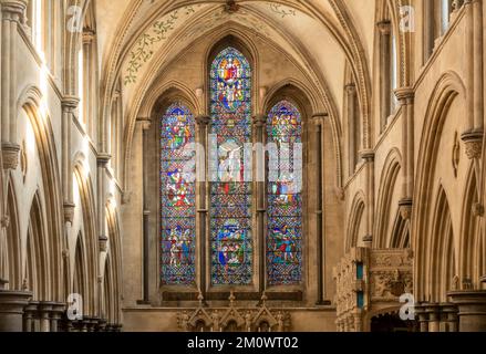 All'interno della Chiesa Prioria di St Marys & St Blaise, ora la chiesa parrocchiale nel villaggio di Boxgrove, Sussex occidentale, Inghilterra UK. Finestra di vetro colorato Foto Stock