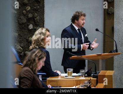 L'AIA, Paesi Bassi, 08/12/2022, L'AIA - Romke de Jong (D66) nel corso di un dibattito di due minuti alla Camera dei rappresentanti sull'accordo amministrativo sulla lingua e la cultura frisone. ANP REMKO DE WAAL olanda fuori - belgio fuori Foto Stock
