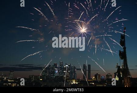 29 luglio 2022, Mosca, Russia. Fuochi d'artificio sul monumento ai grattacieli di Pietro il Grande e di Mosca in una serata estiva. Foto Stock