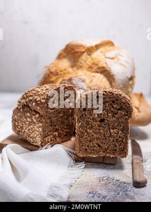 Pane appena sfornato sfondo grigio cemento Foto Stock