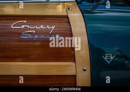 Des Moines, Iowa - 03 luglio 2022: Primo piano vista dettagliata di un Ford Woody Country Squire Station Wagon Side PARAFANGO 1951 ad una fiera automobilistica locale. Foto Stock