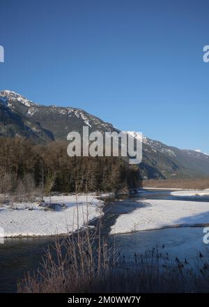 Paesaggio invernale della diga Eagle Run a Brackendale, Squamish, British Columbia, Canada Foto Stock