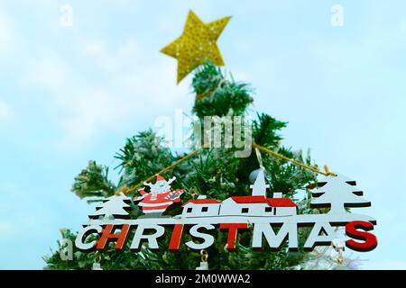 Bell'albero di Natale contro il cielo azzurro Foto Stock