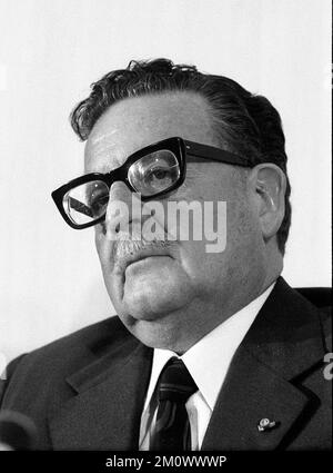 Salvador Allende, politico cileno e presidente del Cile, durante una conferenza stampa presso l'Ambasciata cilena a Buenos Aires, Argentina. Ha partecipato all'inaugurazione di Héctor J. Cámpora come presidente dell'Argentina il 1973 maggio. Pochi mesi dopo, il 1973 settembre, si sarebbe suicidato nel suo ufficio durante l'acquisizione del generale Augusto Pinochet Ugarte. Foto Stock