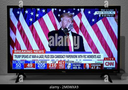 Uno schermo televisivo della CNN di ex Stati Uniti Il Presidente Donald Trump ha annunciato la sua candidatura presidenziale del 2024 il 15 novembre 2022. Foto Stock