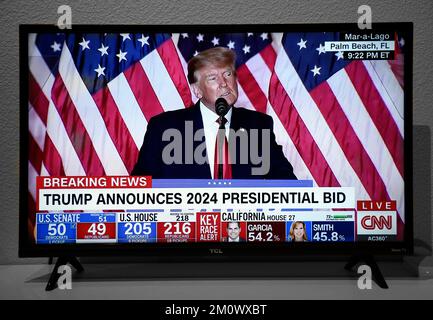 Uno schermo televisivo della CNN di ex Stati Uniti Il Presidente Donald Trump ha annunciato la sua candidatura presidenziale del 2024 il 15 novembre 2022. Foto Stock