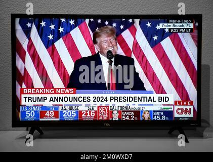 Uno schermo televisivo della CNN di ex Stati Uniti Il Presidente Donald Trump ha annunciato la sua candidatura presidenziale del 2024 il 15 novembre 2022. Foto Stock