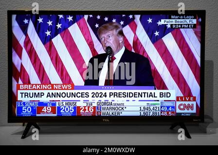 Uno schermo televisivo della CNN di ex Stati Uniti Il Presidente Donald Trump ha annunciato la sua candidatura presidenziale del 2024 il 15 novembre 2022. Foto Stock