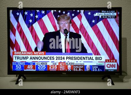 Uno schermo televisivo della CNN di ex Stati Uniti Il Presidente Donald Trump ha annunciato la sua candidatura presidenziale del 2024 il 15 novembre 2022. Foto Stock