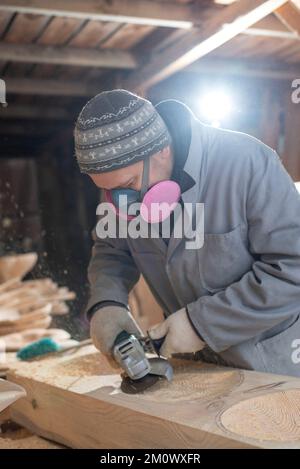 l'artigiano intaglierà i piatti in legno a mano. L'arte del falegname Foto Stock