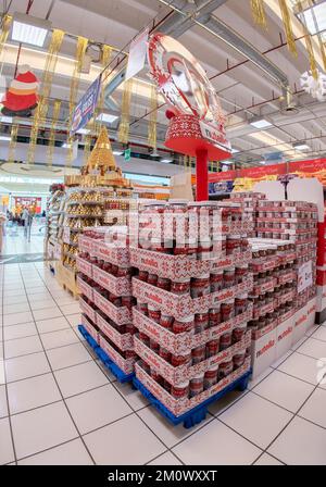 Mondovì, Piemonte, Italia - 07 dicembre 2022: Vendita a Ipercoop di pallets contenenti scatole regalo Ferrero Nutella con cioccolatini Rocher in background Foto Stock