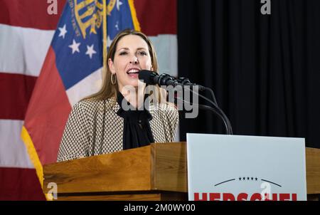 Kennesaw, Georgia, Stati Uniti. 5th Dec, 2022. RONNA MCDANIEL, presidente del Comitato Nazionale Repubblicano, saluta una folla di sostenitori di Herschel Walker in un raduno alla vigilia delle elezioni di fine corsa della Georgia tra il senatore in carica Raphael Warnock e Walker. (Credit Image: © Robin Rayne/ZUMA Press Wire) Foto Stock