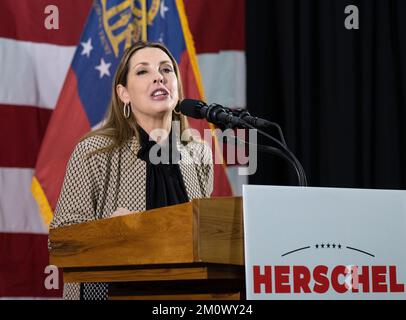 Kennesaw, Georgia, Stati Uniti. 5th Dec, 2022. RONNA MCDANIEL, presidente del Comitato Nazionale Repubblicano, saluta una folla di sostenitori di Herschel Walker in un raduno alla vigilia delle elezioni di fine corsa della Georgia tra il senatore in carica Raphael Warnock e Walker. (Credit Image: © Robin Rayne/ZUMA Press Wire) Foto Stock