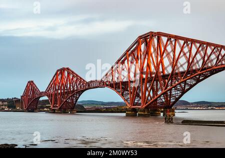 L'iconico ponte a sbalzo Forth Rail alla luce del mattino presto, Firth of Forth, Scozia, Regno Unito Foto Stock