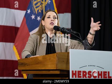 Kennesaw, Georgia, Stati Uniti. 5th Dec, 2022. RONNA MCDANIEL, presidente del Comitato Nazionale Repubblicano, saluta una folla di sostenitori di Herschel Walker in un raduno alla vigilia delle elezioni di fine corsa della Georgia tra il senatore in carica Raphael Warnock e Walker. (Credit Image: © Robin Rayne/ZUMA Press Wire) Foto Stock