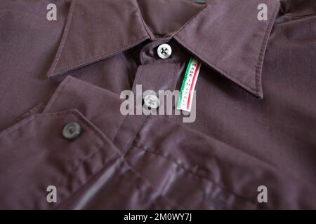 Etichetta Made in Italy su camicia in cotone viola Foto Stock
