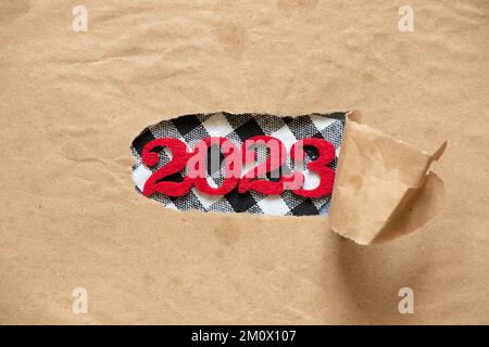 2023 anno su sfondo di carta marrone strappato, felice anno nuovo 2023 Foto Stock