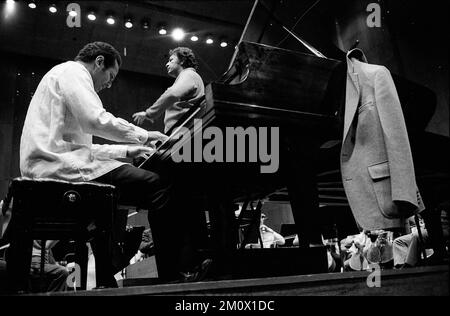 André Watts, pianista classico americano, prova con la New York Philharmonic Orchestra sotto la direzione di Zubin Mehta, presso la Avery Fisher Hall di New York. Foto Stock
