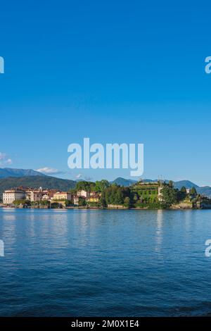 Isola Bella Italia, vista in estate del suggestivo Palazzo Borromeo e dei giardini Italianate sull'Isola Bella sul Lago maggiore, Piemonte, Italia Foto Stock