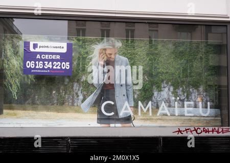 Chiuso negozio del marchio Camaieu a Parigi, in Francia, il 8 dicembre 2022. Il marchio pronto all'uso Celio acquista il marchio Camaieu per 1,8 milioni di euro all'asta. Il marchio francese Camaieu è stato liquidato alla fine di settembre, lasciando circa 2.100 dipendenti disoccupati. I rappresentanti dei dipendenti del marchio GO SPORT sono preoccupati per il futuro del marchio, di proprietà di Financière immobilière bordelaise, ex azionista di Camaieu, dopo la partenza del direttore generale. Foto di Pierrick Villette/ABACAPRESS.COM Foto Stock