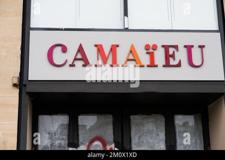 Chiuso negozio del marchio Camaieu a Parigi, in Francia, il 8 dicembre 2022. Il marchio pronto all'uso Celio acquista il marchio Camaieu per 1,8 milioni di euro all'asta. Il marchio francese Camaieu è stato liquidato alla fine di settembre, lasciando circa 2.100 dipendenti disoccupati. I rappresentanti dei dipendenti del marchio GO SPORT sono preoccupati per il futuro del marchio, di proprietà di Financière immobilière bordelaise, ex azionista di Camaieu, dopo la partenza del direttore generale. Foto di Pierrick Villette/ABACAPRESS.COM Foto Stock