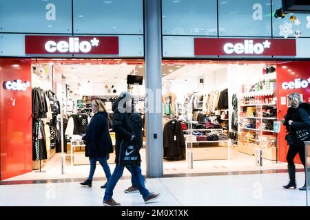 Negozio Célio nel centro commerciale della stazione di St Lazare a Parigi, Francia il 8 dicembre 2022. Il marchio pronto all'uso Celio acquista il marchio Camaieu per 1,8 milioni di euro all'asta. Il marchio francese Camaieu è stato liquidato alla fine di settembre, lasciando circa 2.100 dipendenti disoccupati. I rappresentanti dei dipendenti del marchio GO SPORT sono preoccupati per il futuro del marchio, di proprietà di Financière immobilière bordelaise, ex azionista di Camaieu, dopo la partenza del direttore generale. Foto di Pierrick Villette/ABACAPRESS.COM Foto Stock