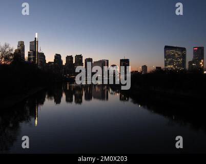 Lo skyline di Filadelfia si affaccia sull'alba sul fiume Schuylkill. Foto Stock