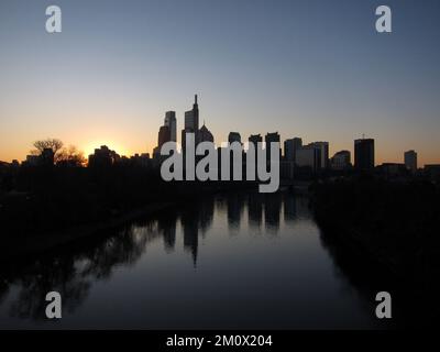 Lo skyline di Filadelfia si affaccia sull'alba sul fiume Schuylkill. Foto Stock
