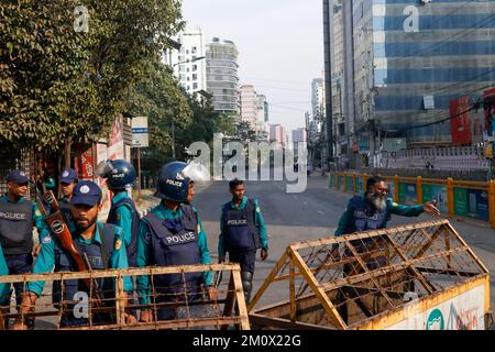 Dhaka, Dhaka, Bangladesh. 8th Dec, 2022. La polizia ha istituito un blocco stradale vicino all'ufficio centrale del partito nazionalista del Bangladesh (BNP) a Dhaka il 8 dicembre 2022, prima di un raduno del BNP ha chiesto il 10 dicembre di costringere il primo ministro Sheikh Hasina a dimettersi. – Almeno una persona è morta il 7 dicembre e alcune decine sono state ferite nella capitale del Bangladesh Dhaka, mentre la polizia ha sparato proiettili di gomma e lacrime di gas contro i sostenitori dell’opposizione prima di arrestare centinaia di persone, hanno affermato testimoni e poliziotti. (Credit Image: © Abu Sufian Jewel/ZUMA Press Wire) Foto Stock