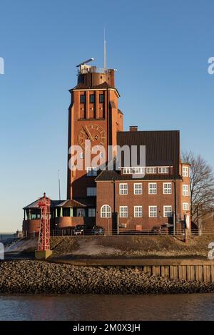 Casa pilota Seemannshöft, edificio in mattoni eretto nel 1914, alla luce della sera nel porto vicino Finkenwerder, Amburgo, Germania, Europa Foto Stock