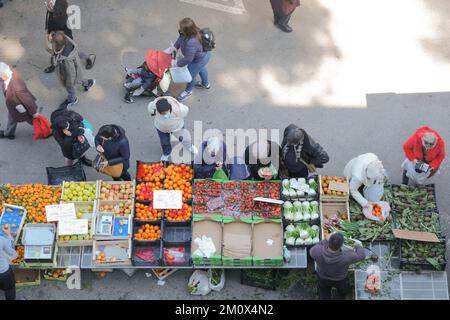 Farmerket in Italia. La gente fa shopping presso le bancarelle di frutta e verdura del mercato locale. Visto dall'alto, Siena, Italia Foto Stock