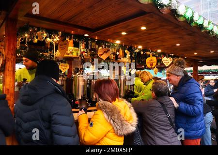 Hanau, Germania - 15 dicembre 2019: Persone che comprano bevande calde in uno stallo in un mercato di Natale a Hanau, Germania. Foto Stock