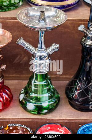 Gruppo di hookahs orientale posti di vari colori su un ripiano Foto Stock