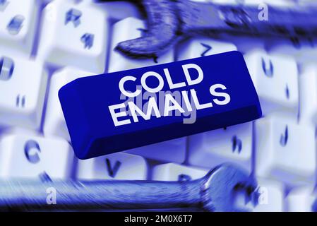 Visualizzazione concettuale delle e-mail a freddo. Parola per e-mail non richieste inviate a un destinatario senza contatto preventivo Foto Stock