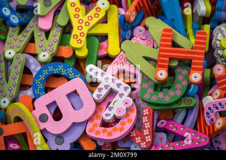 Alfabeto colorato lettera le icone in magazzino in vista Foto Stock