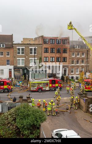 Vigili del fuoco assistere a un incendio in un edificio residenziale Foto Stock