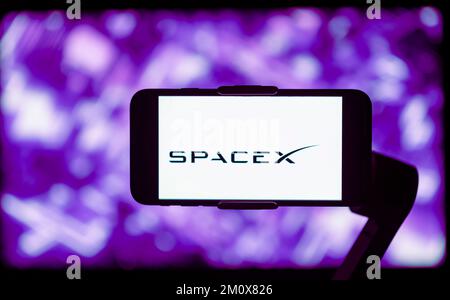 In questa foto, il logo di Elon musk Space Exploration Technologies Corp SpaceX è visualizzato sullo schermo di un telefono cellulare. Foto Stock