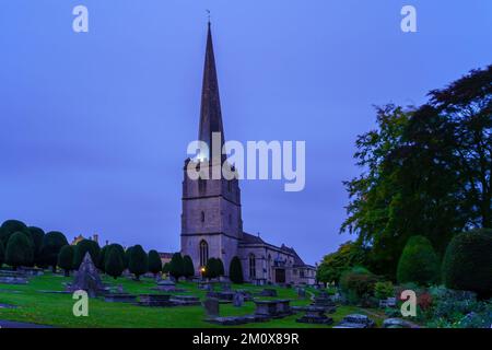 Painswick, Regno Unito - 16 ottobre 2022: Vista serale della Chiesa di Santa Maria e del suo cimitero, a Painswick, nella regione di Cotswolds, Inghilterra, Regno Unito Foto Stock