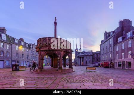 Aberdeen, Regno Unito - 06 ottobre 2022: Vista al tramonto di Castle Street nel centro di Aberdeen, con locali e visitatori. Scozia, Regno Unito Foto Stock